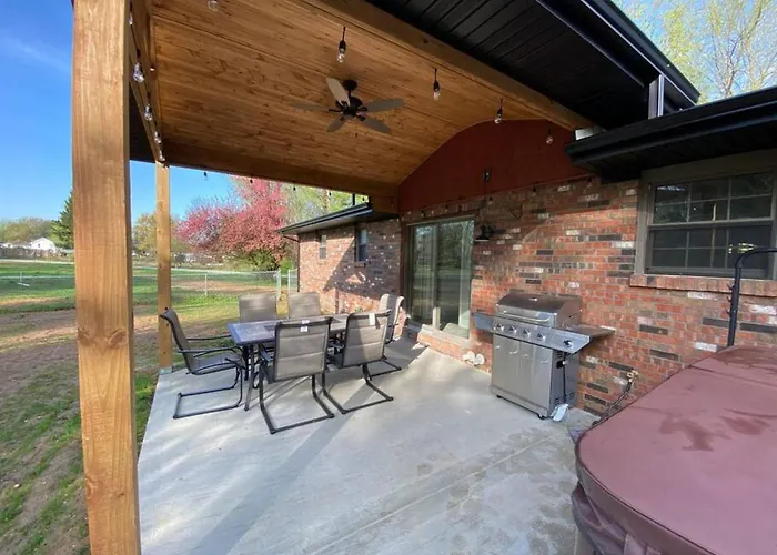 Private 4 Bedroom With A Hot Tub *