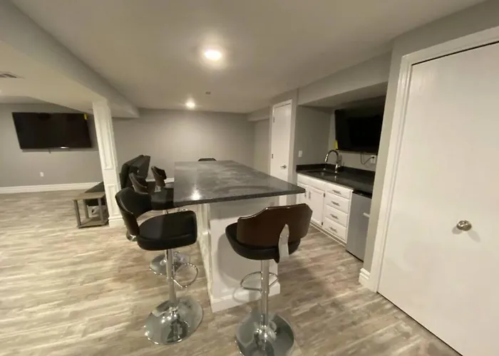 Private 4 Bedroom With A Hot Tub Hébergement de vacances