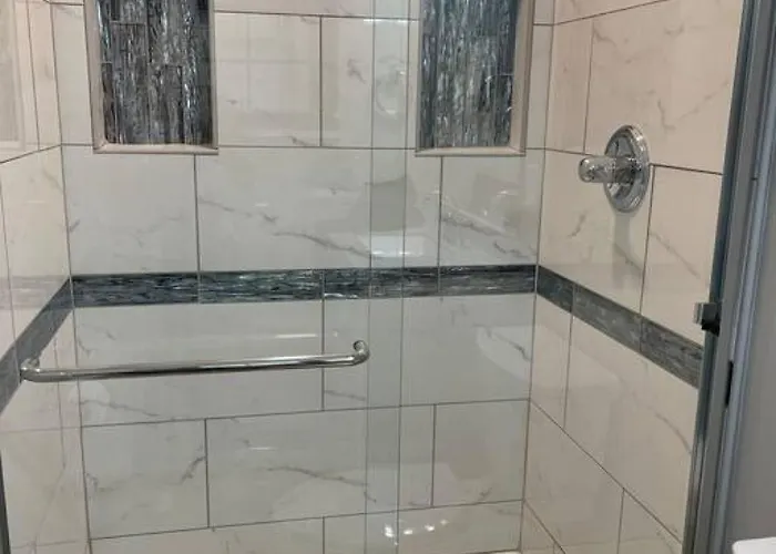 Private 4 Bedroom With A Hot Tub Hébergement de vacances Caseyville