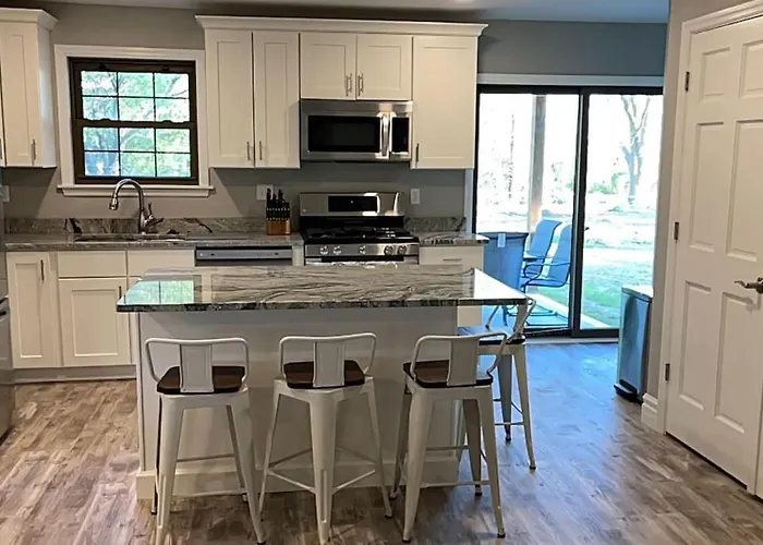 Private 4 Bedroom With A Hot Tub Hébergement de vacances Caseyville