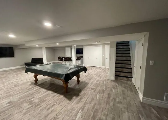 Private 4 Bedroom With A Hot Tub *