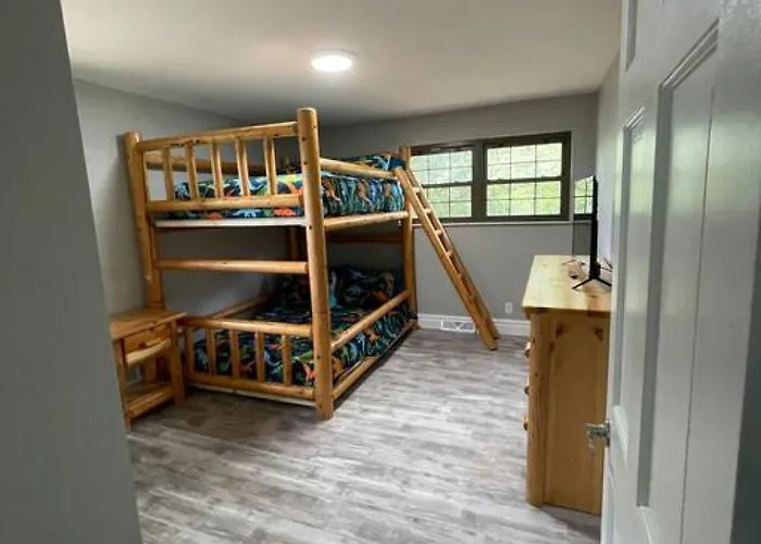 Private 4 Bedroom With A Hot Tub Hébergement de vacances *
