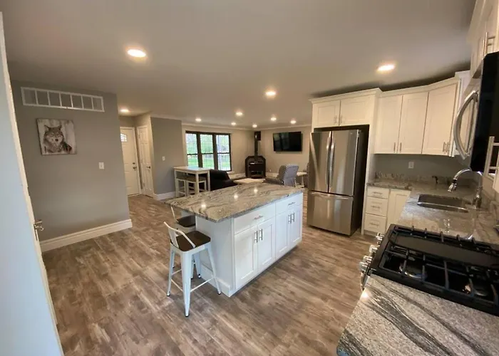 Private 4 Bedroom With A Hot Tub Hébergement de vacances Caseyville