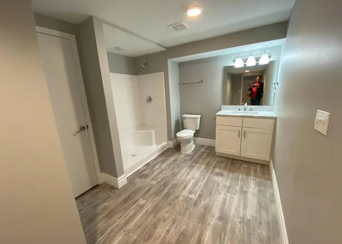 Private 4 Bedroom With A Hot Tub *