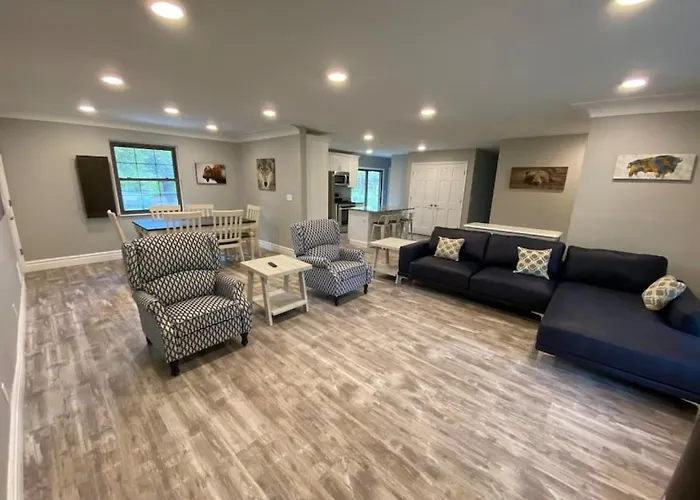 Private 4 Bedroom With A Hot Tub